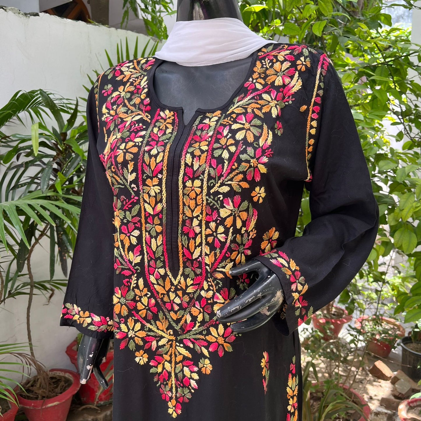 Hand stitched chikenkari kurti only