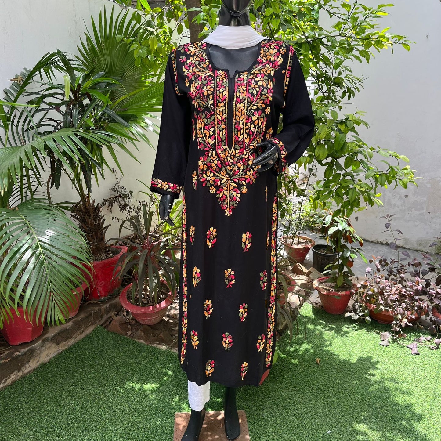 Hand stitched chikenkari kurti only