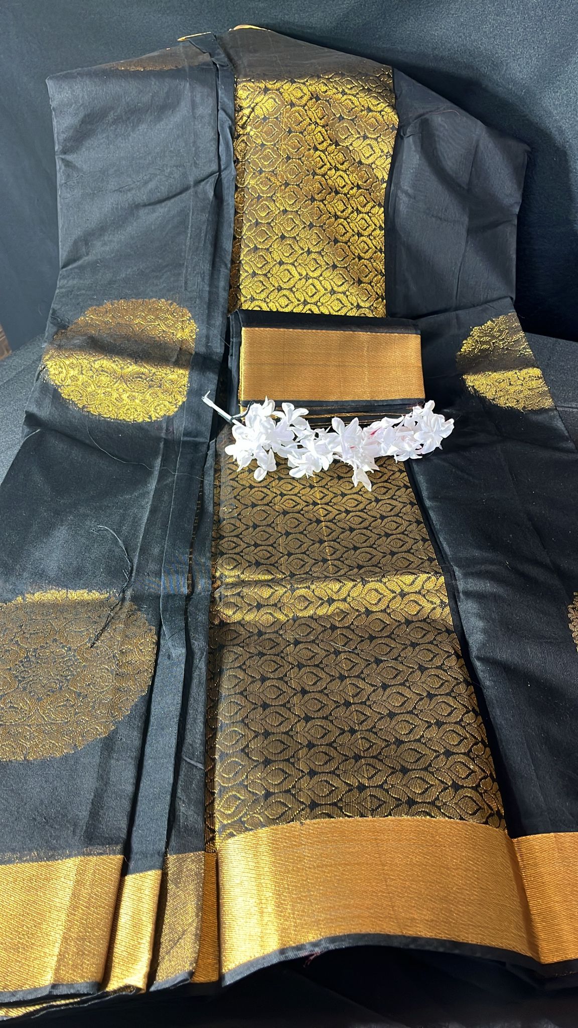 COTTON SILK SAREE WITH ROUND MOTIFS